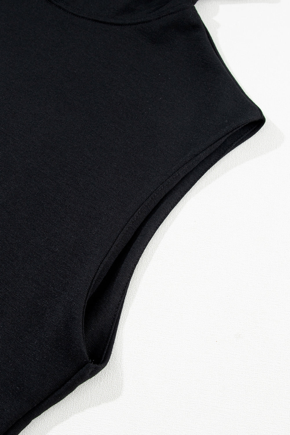 Komplet crne jednobojne majice s kapuljačom i kratkim hlačama bez rukava