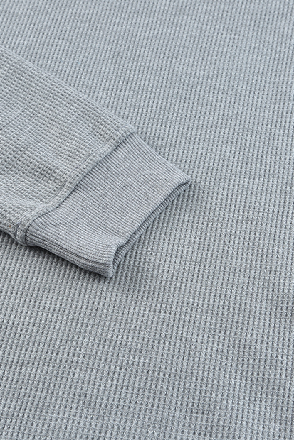 Haut gris en tricot gaufré à bordure côtelée et col rond