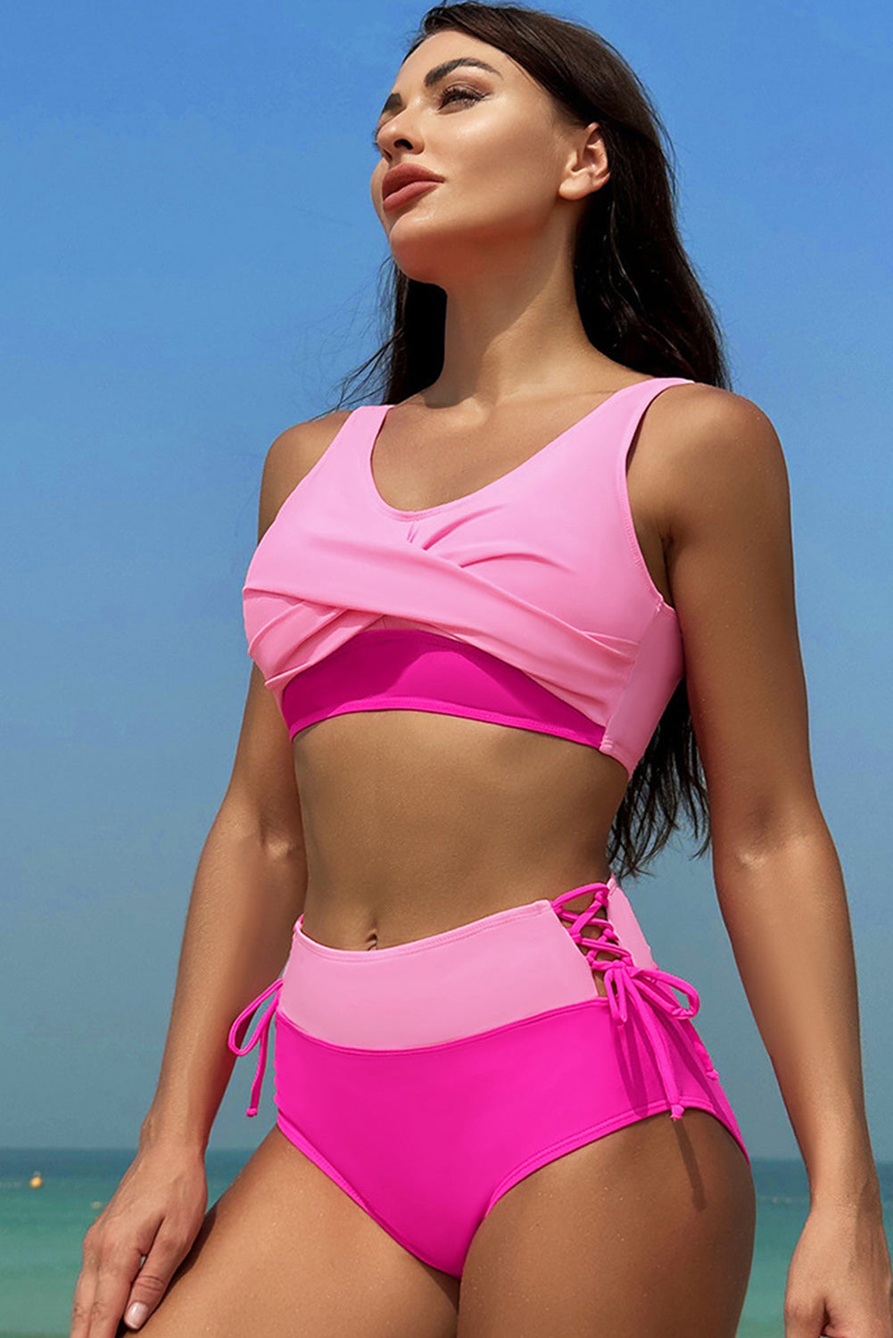 Rosenroter Colorblock-Bikini mit überkreuzter Schnürung und hoher Taille