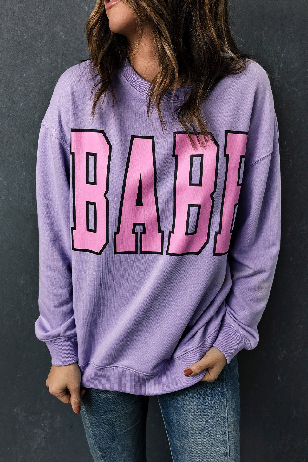 Graues Pullover-Sweatshirt mit BABE-Buchstabengrafik