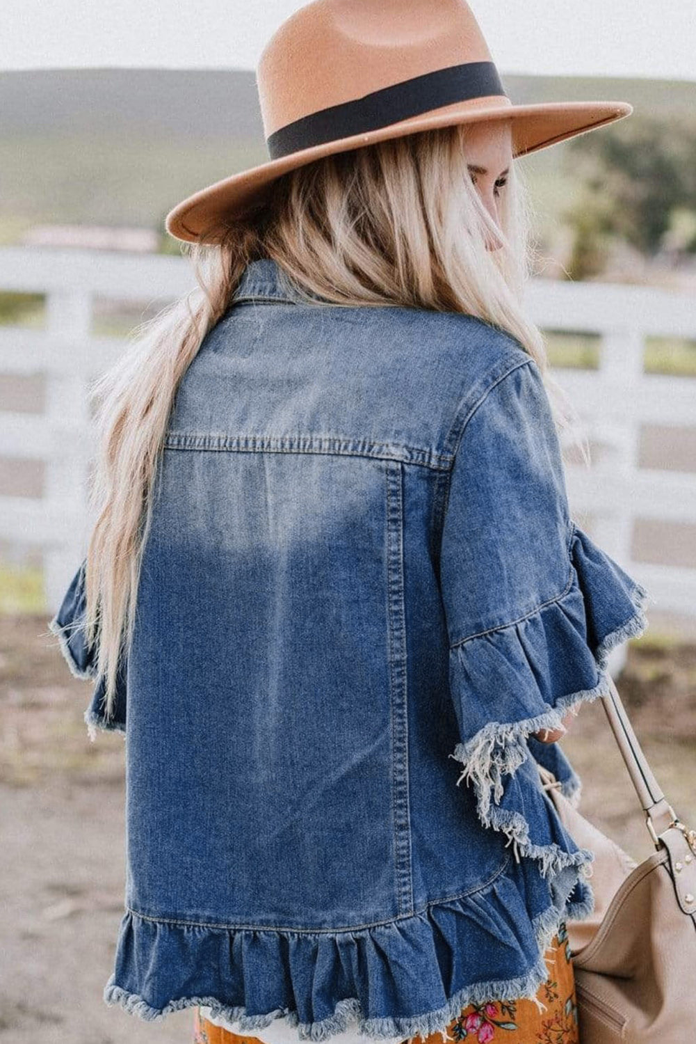 Giacca di jeans a maniche corte con volant nera con bordo grezzo