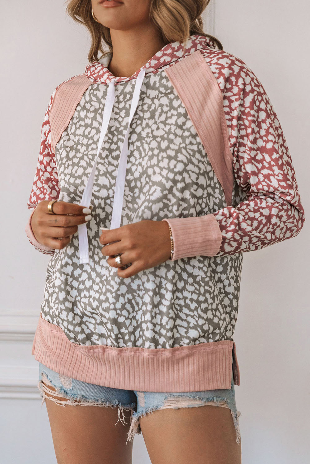 Sweat-shirt à capuche à manches longues et motif léopard rose