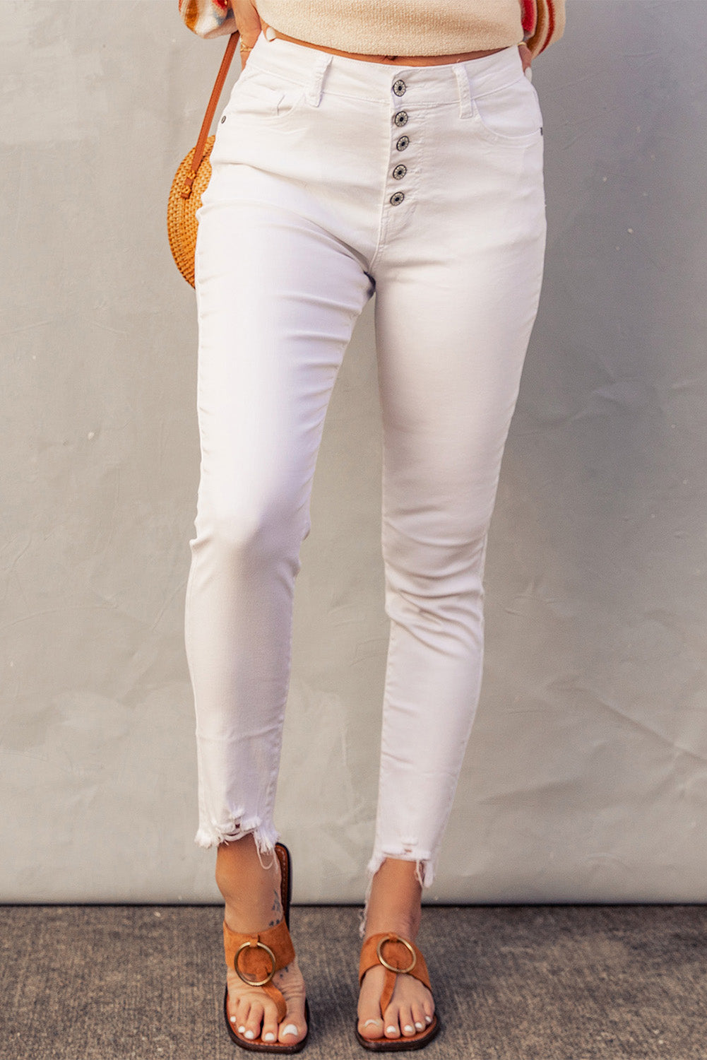 Jeans in denim corto sfilacciati con bottoni a vita alta bianchi semplici