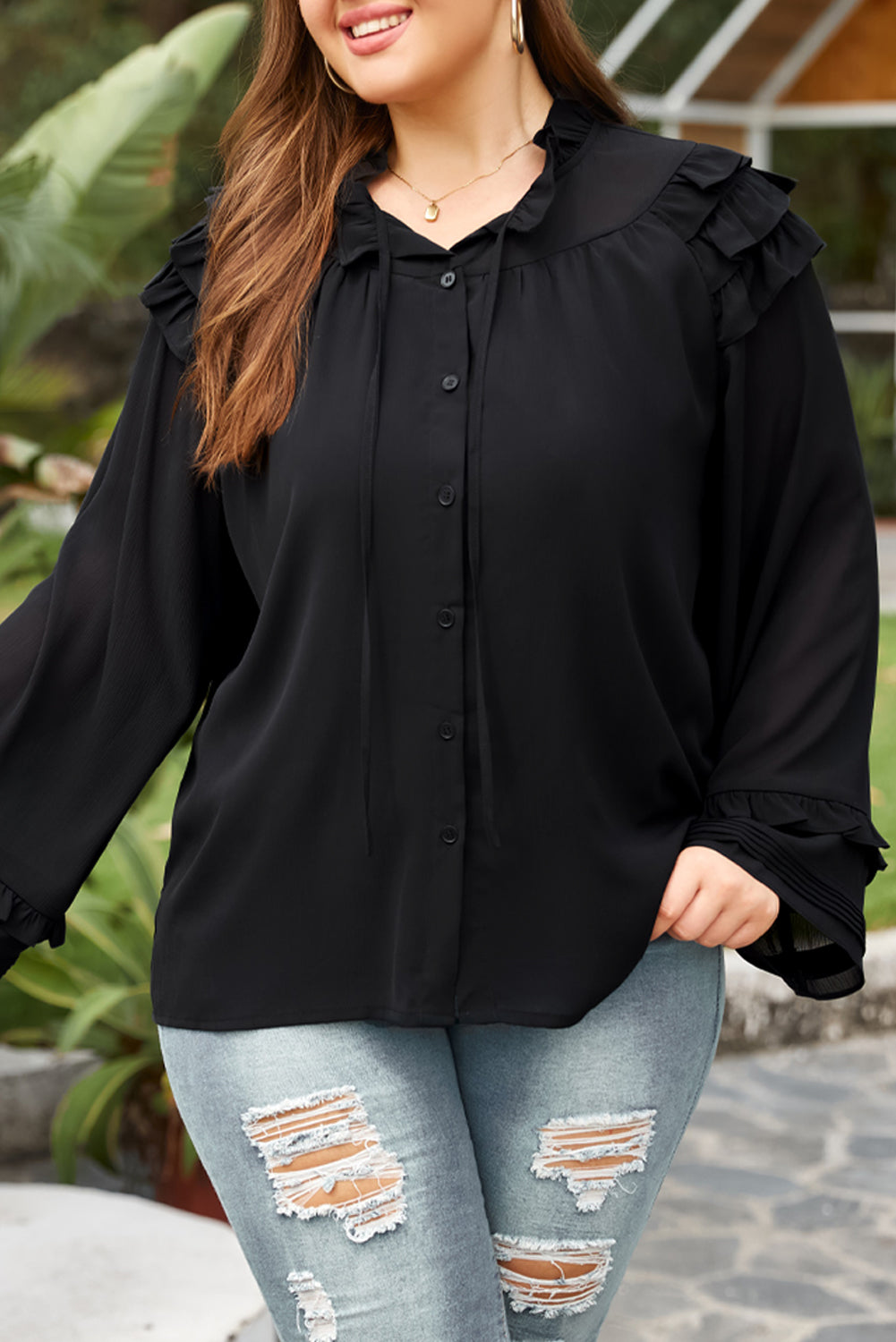 Črna večplastna bluza z naborki in gumbi velike velikosti