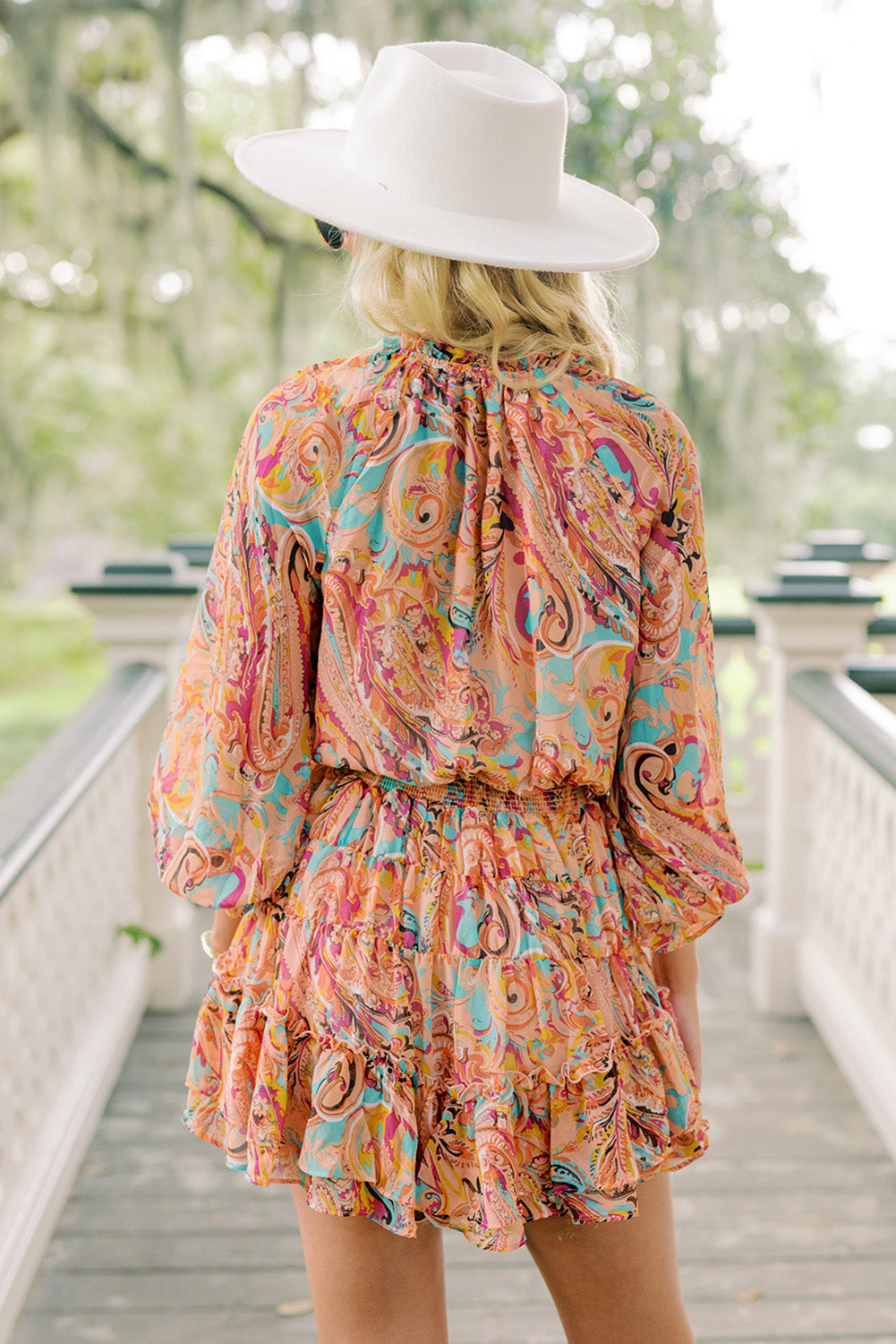 Višebojna mini haljina s volanima s printom paisley
