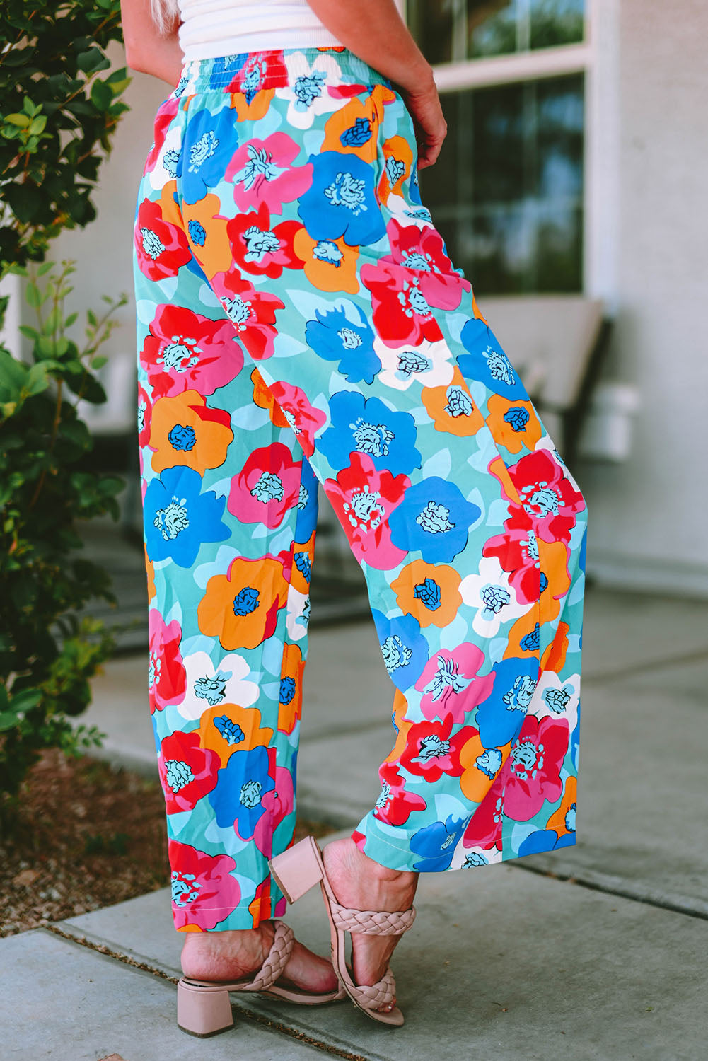 Višebojne hlače sa širokim pojasom s apstraktnim cvjetnim uzorkom