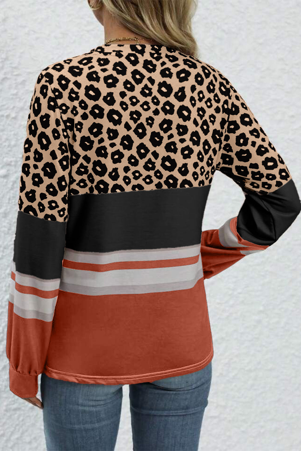 Top a maniche lunghe girocollo color block leopardato marrone