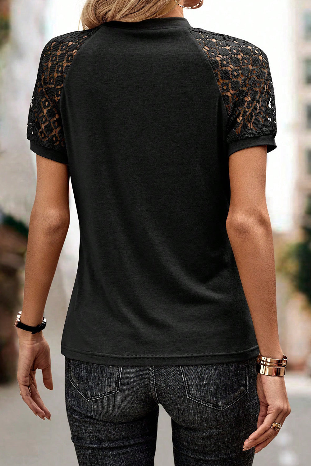 Schwarzes T-Shirt mit kontrastierenden Spitzen und Raglanärmeln und Nahtdetails