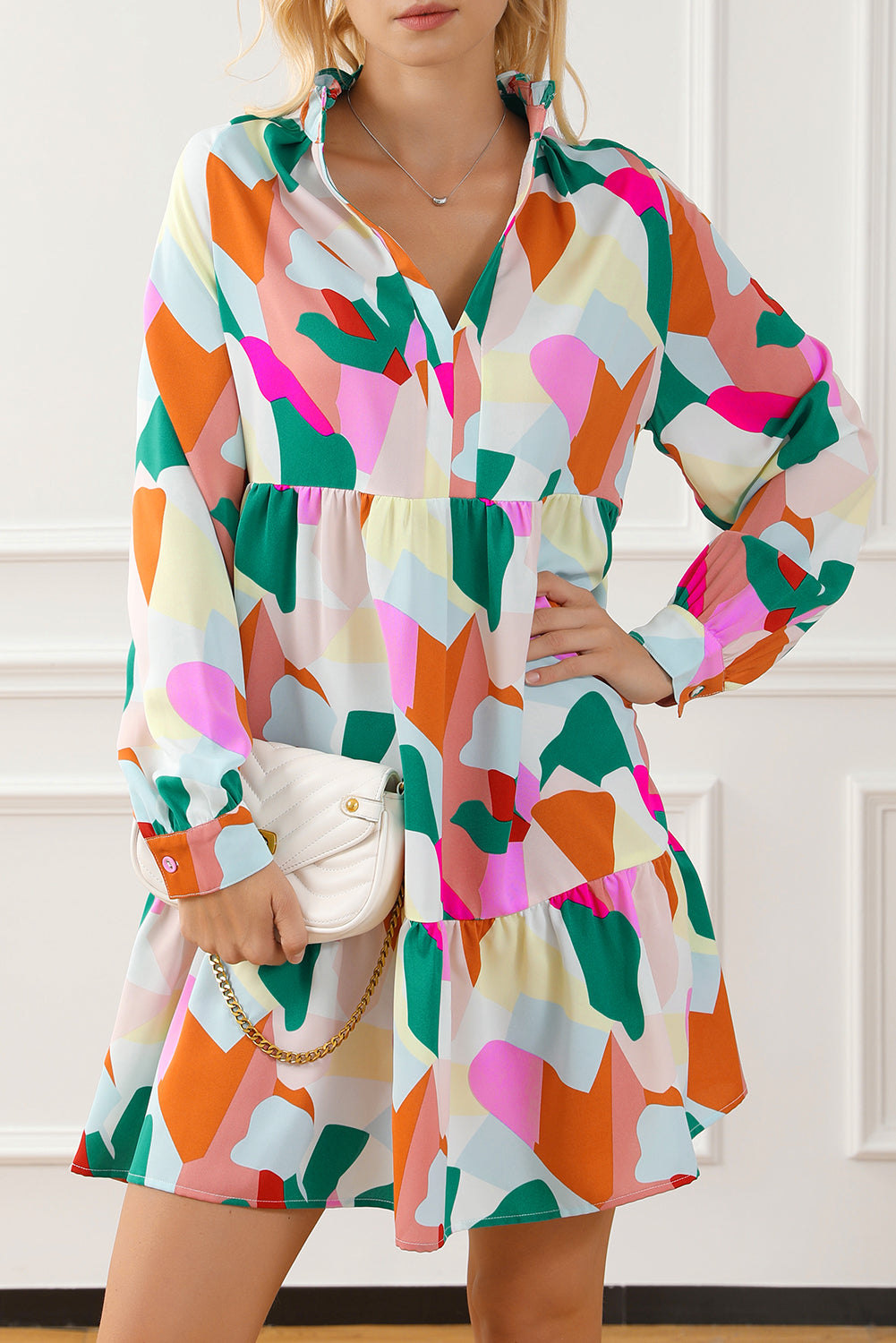 Obleka z naborki z večbarvnim geometrijskim tiskom s stojalom in balonastimi rokavi