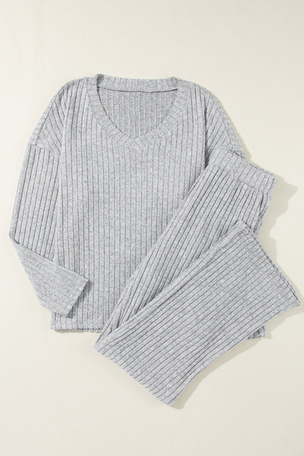 Tenue deux pièces ample en tricot côtelé gris clair à col en V
