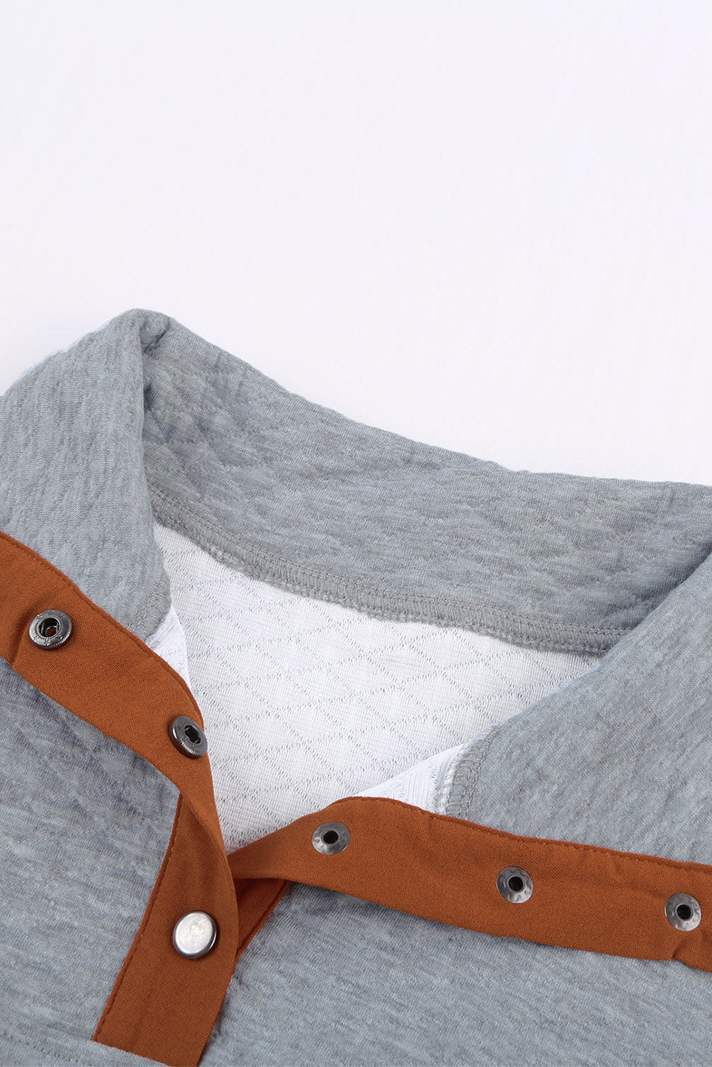 Siv prešit pulover z zaponkami z ovratnikom in lažnim sprednjim žepom