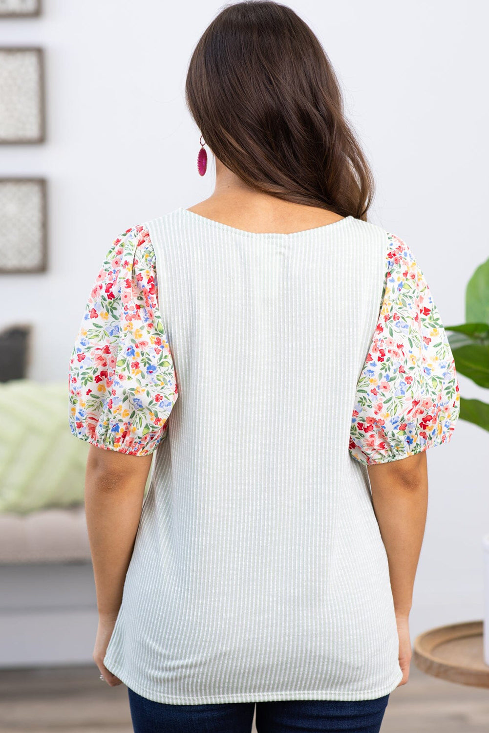 Bela pletena bluza velike velikosti s cvetličnim napihnjenim rokavom in rebrastim kontrastom