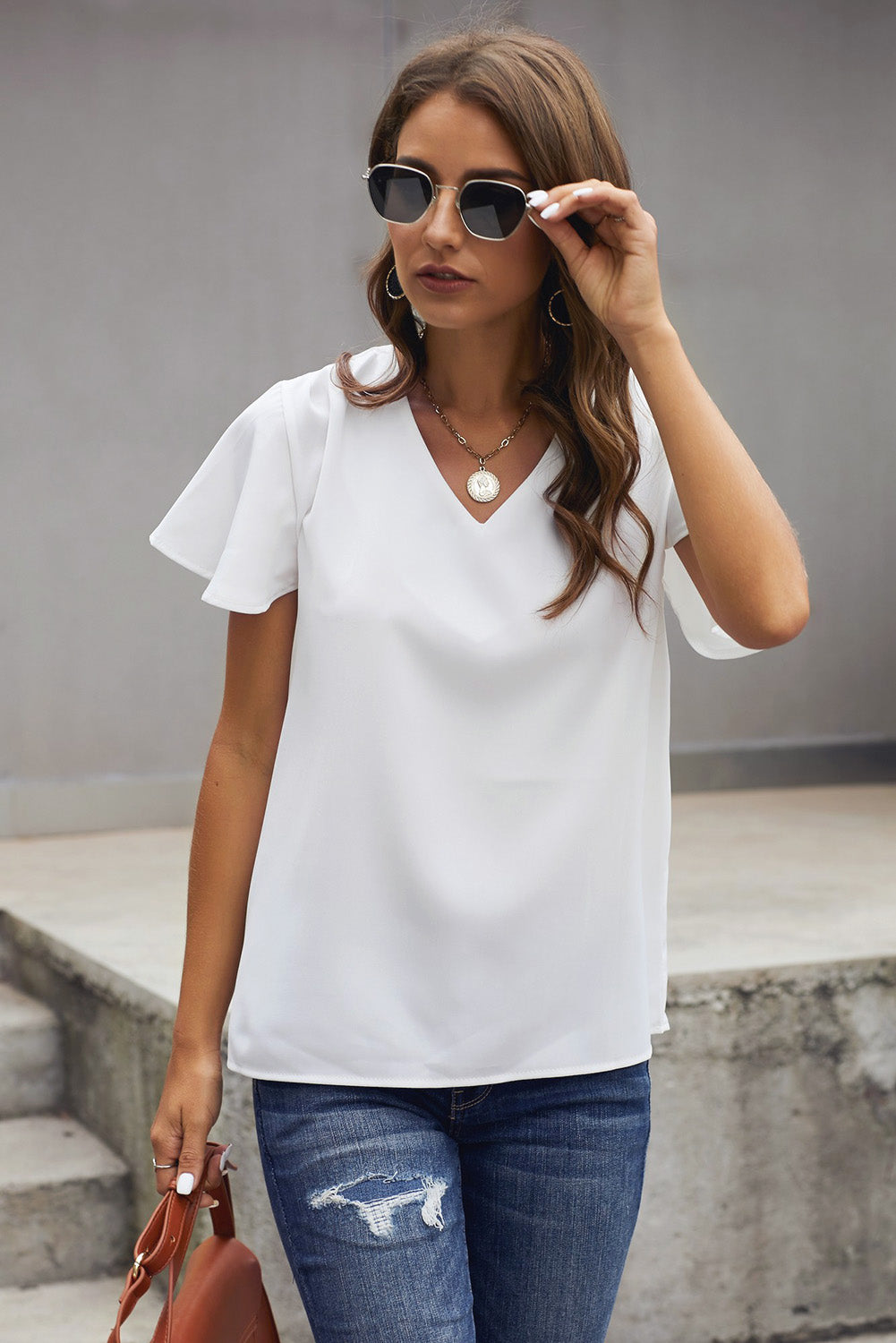 T-shirt blanc à manches courtes et col en V