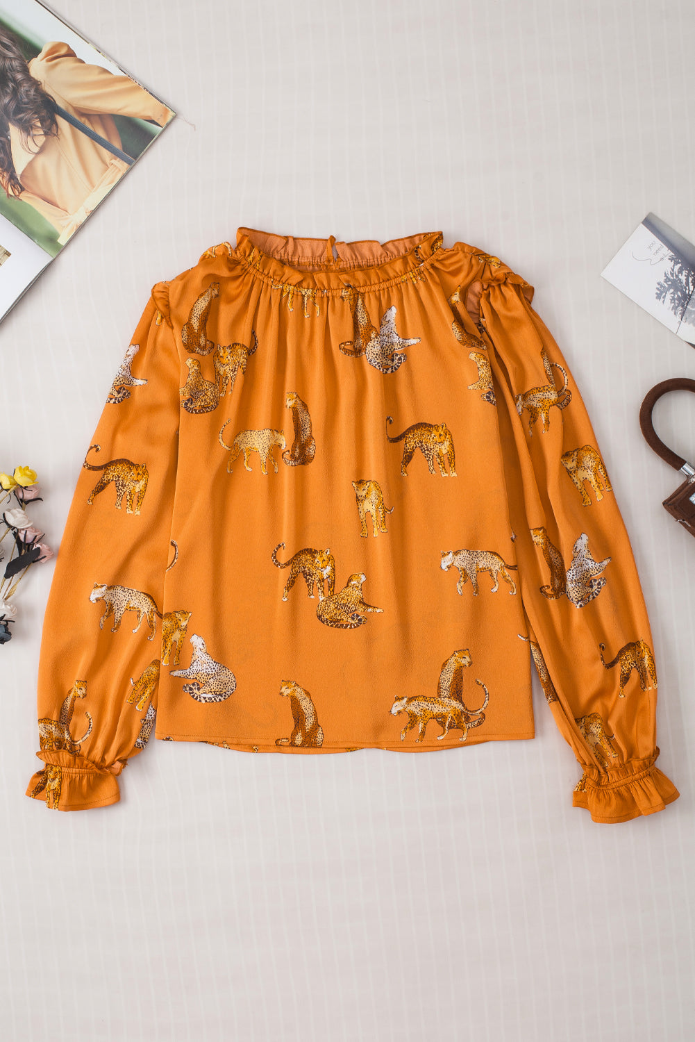 Orangefarbene Bluse mit Gepardenmuster und Rüschenärmeln