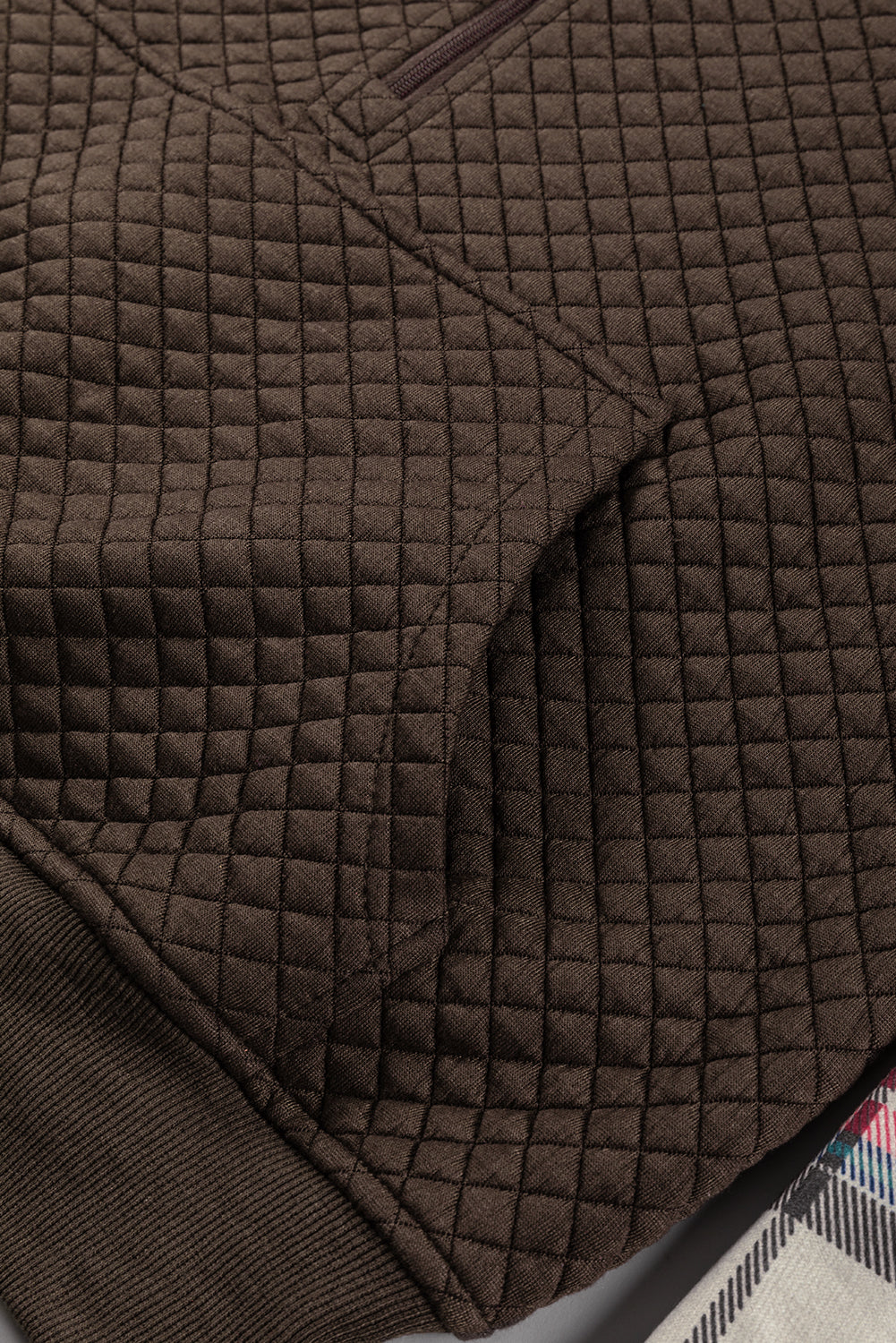 Khakifarbenes, bedrucktes, strukturiertes Sweatshirt mit Patchwork-Kragen und karierten Ärmeln