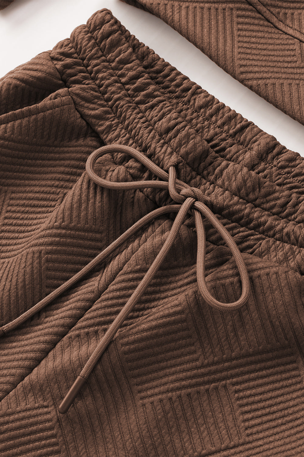 Komplet rjavih teksturiranih dolgih rokavov in kratkih hlač z vrvico