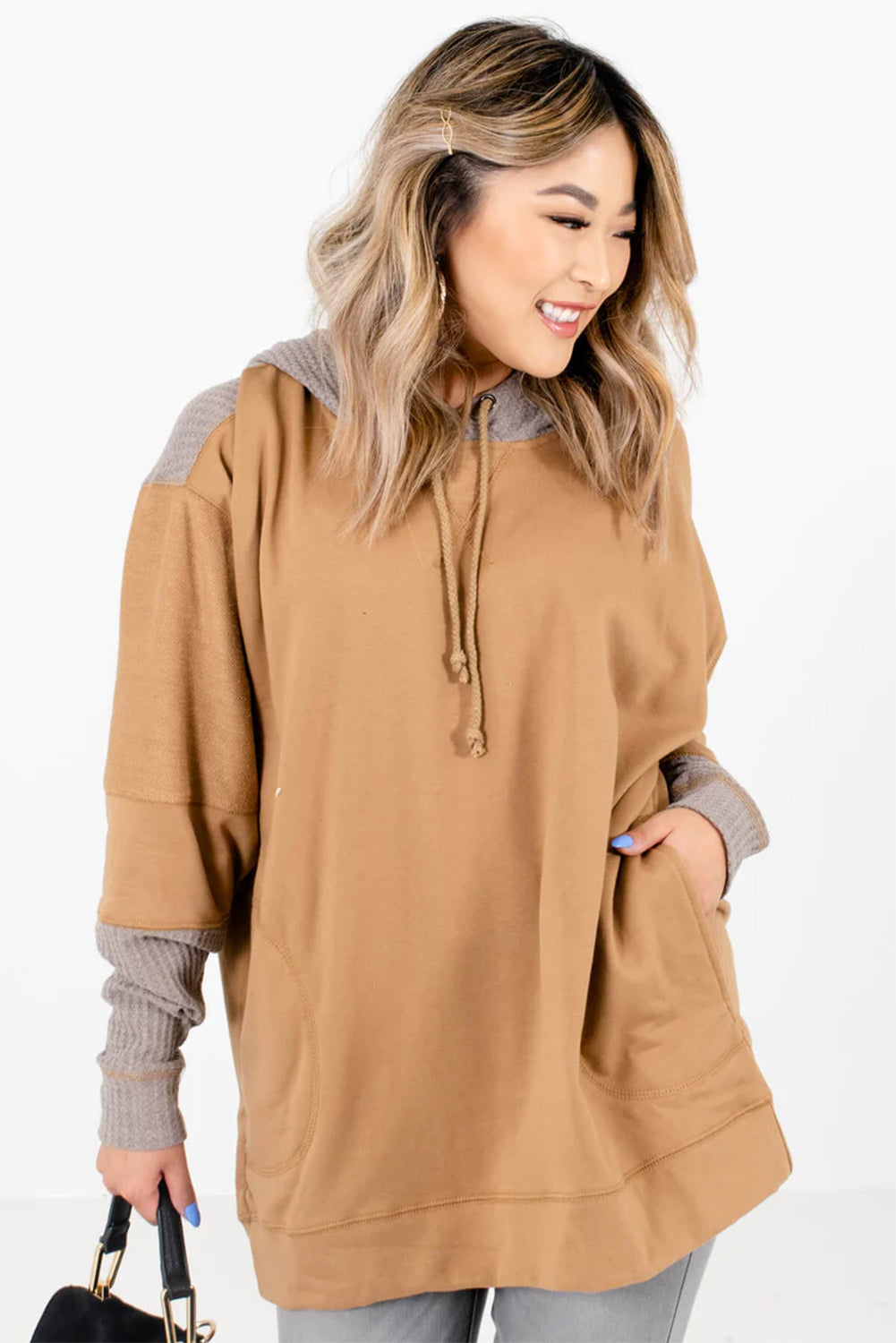 Sweat-shirt baggy camel à capuche contrastée et poches en patchwork