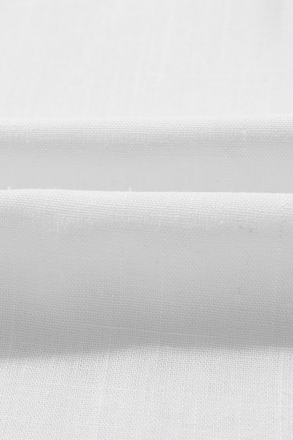 Weißes Hemd mit V-Ausschnitt und geknöpften Quasten und Glockenärmeln