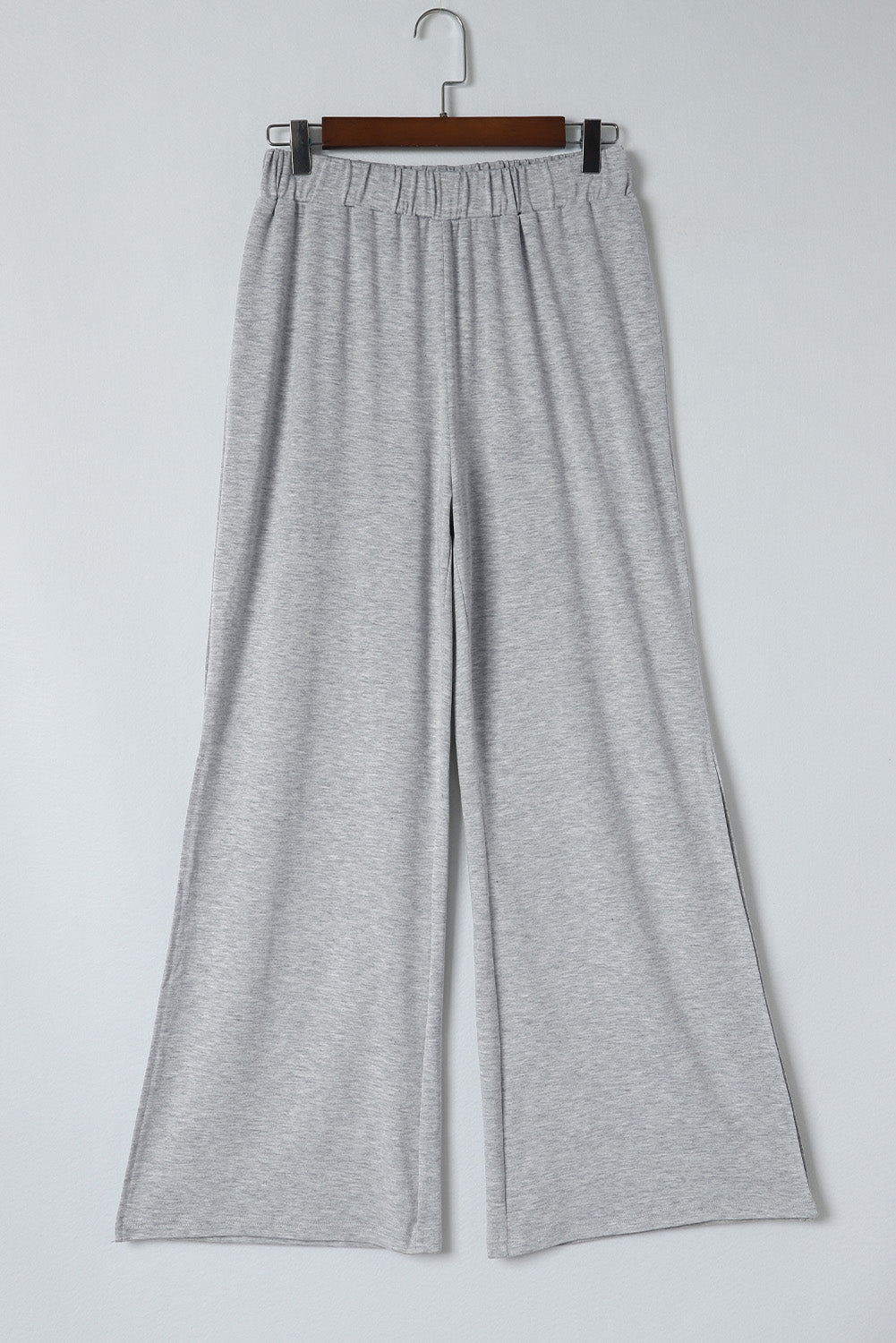 Sive hlače s bočnim prorezima širokih nogavica i visokog struka