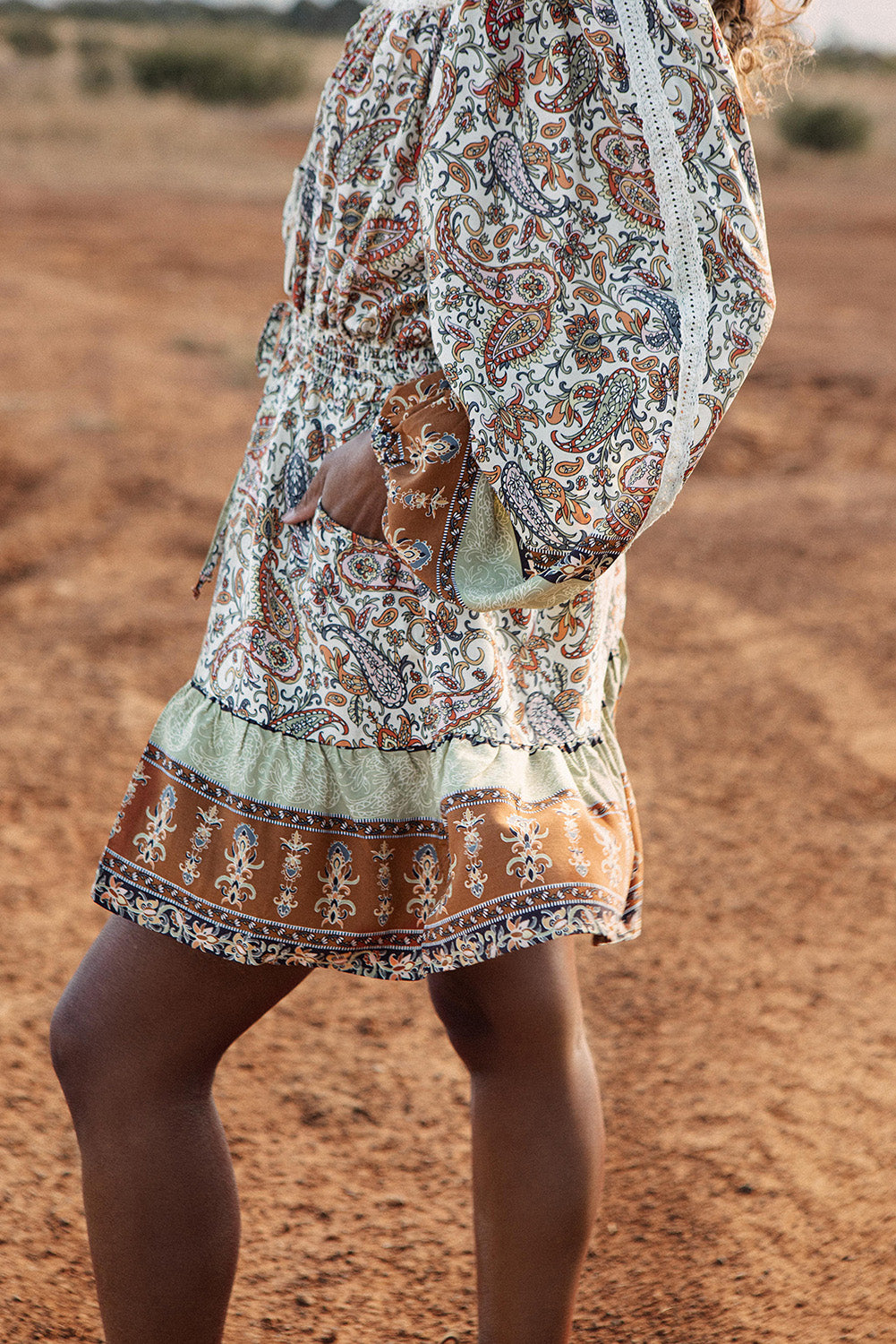 Višebojna čipkasta mini haljina s razdvojenim izrezom i naborima