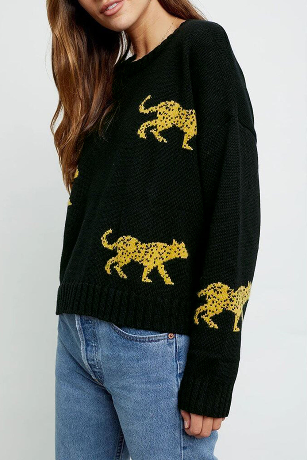 Pleteni pulover okruglog izreza s crnim uzorkom geparda