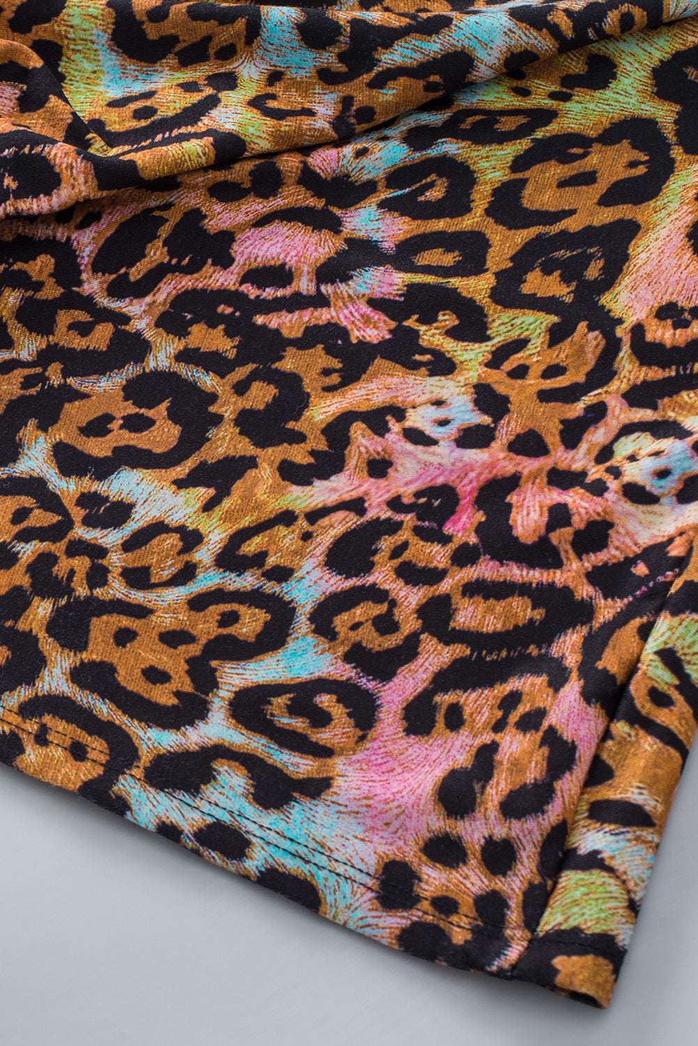 Bela bluza z leopardjim vzorcem s širokimi rokavi in ​​peplum robom