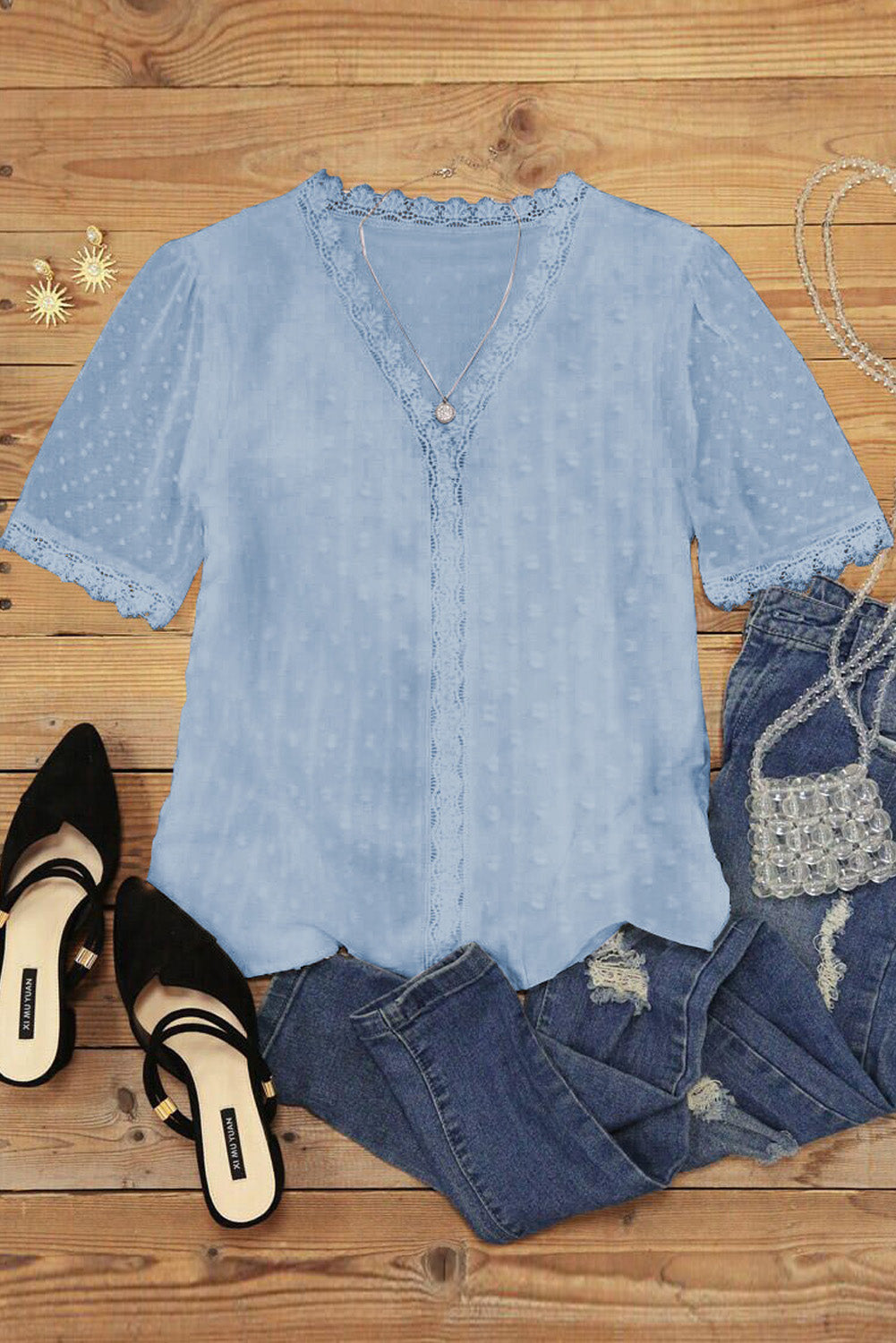 Nebesno modra čipkasta majica s kratkimi rokavi in ​​v-izrezom s švicarskimi pikami