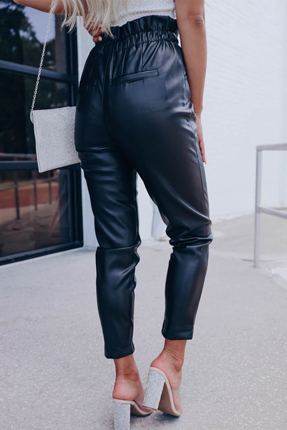 Schwarze, gesmokte Skinny-Hose aus Kunstleder mit hoher Taille