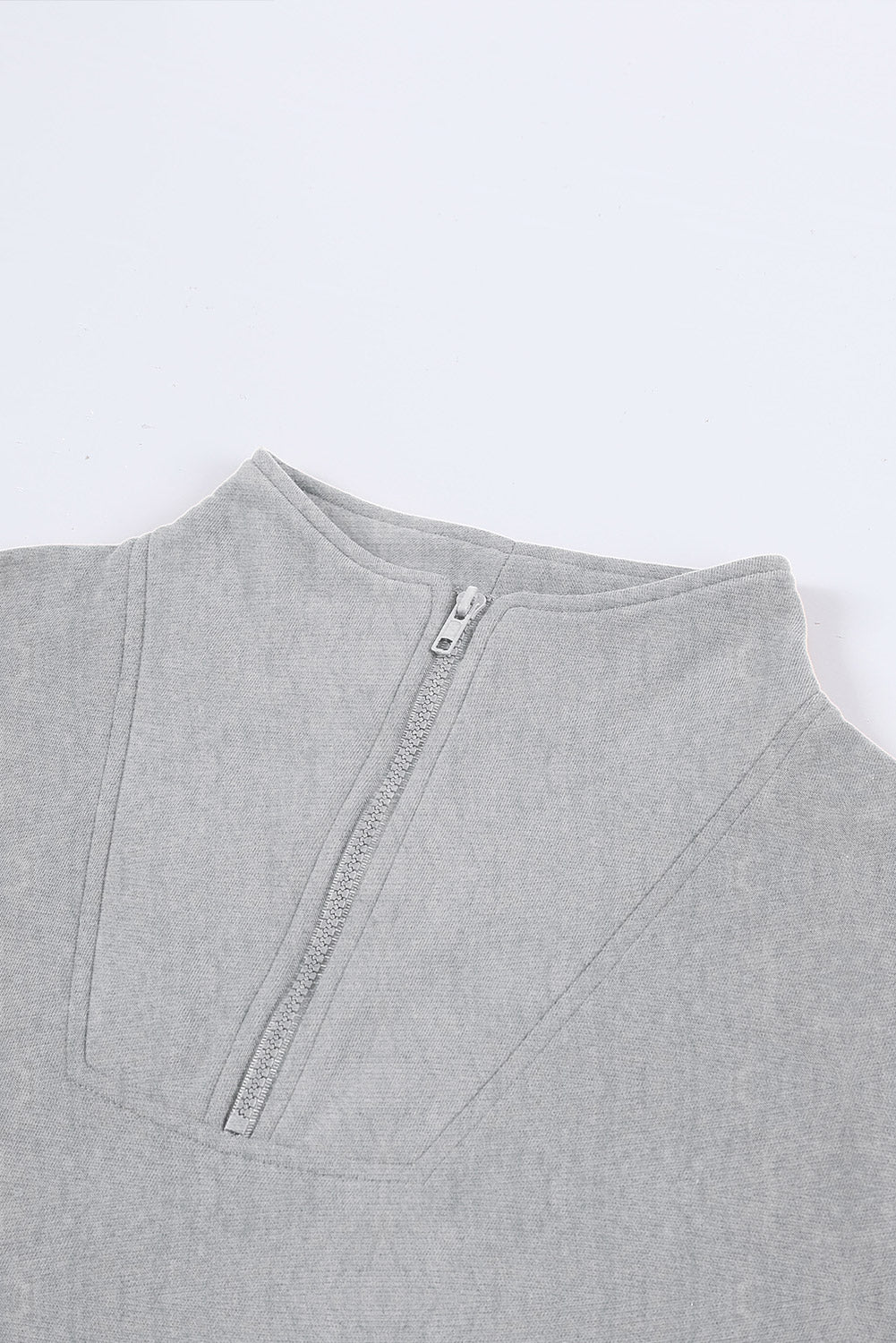 Siva majica s klokanovim džepom s lijevkastim izrezom i patentnim zatvaračem