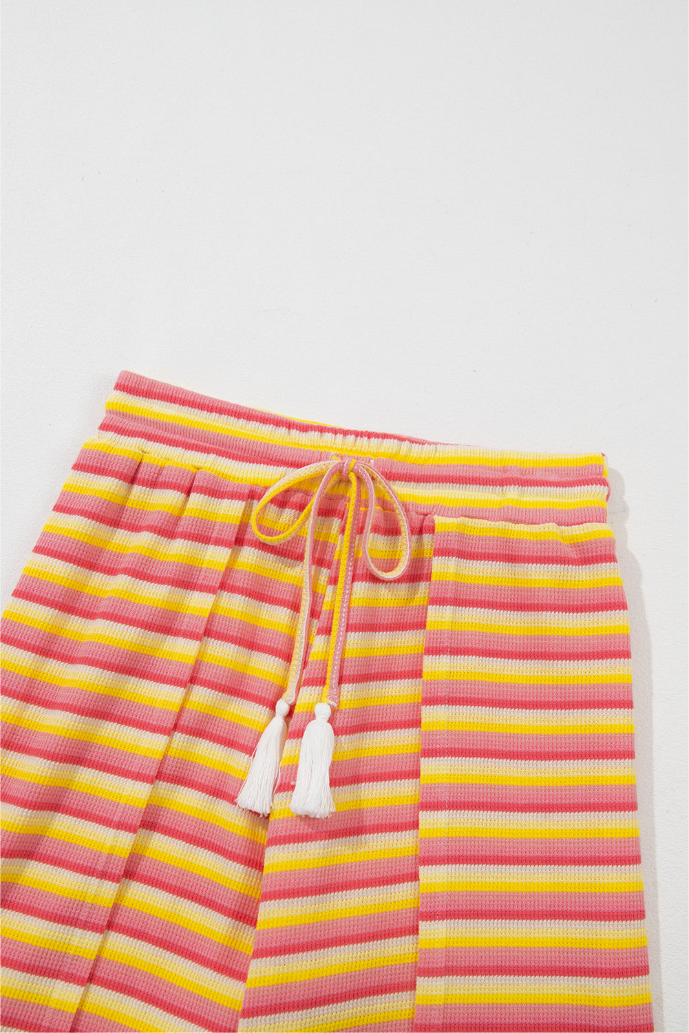 Komplet hlača širokih nogavica s žutim prugama u duginim bojama s resicama