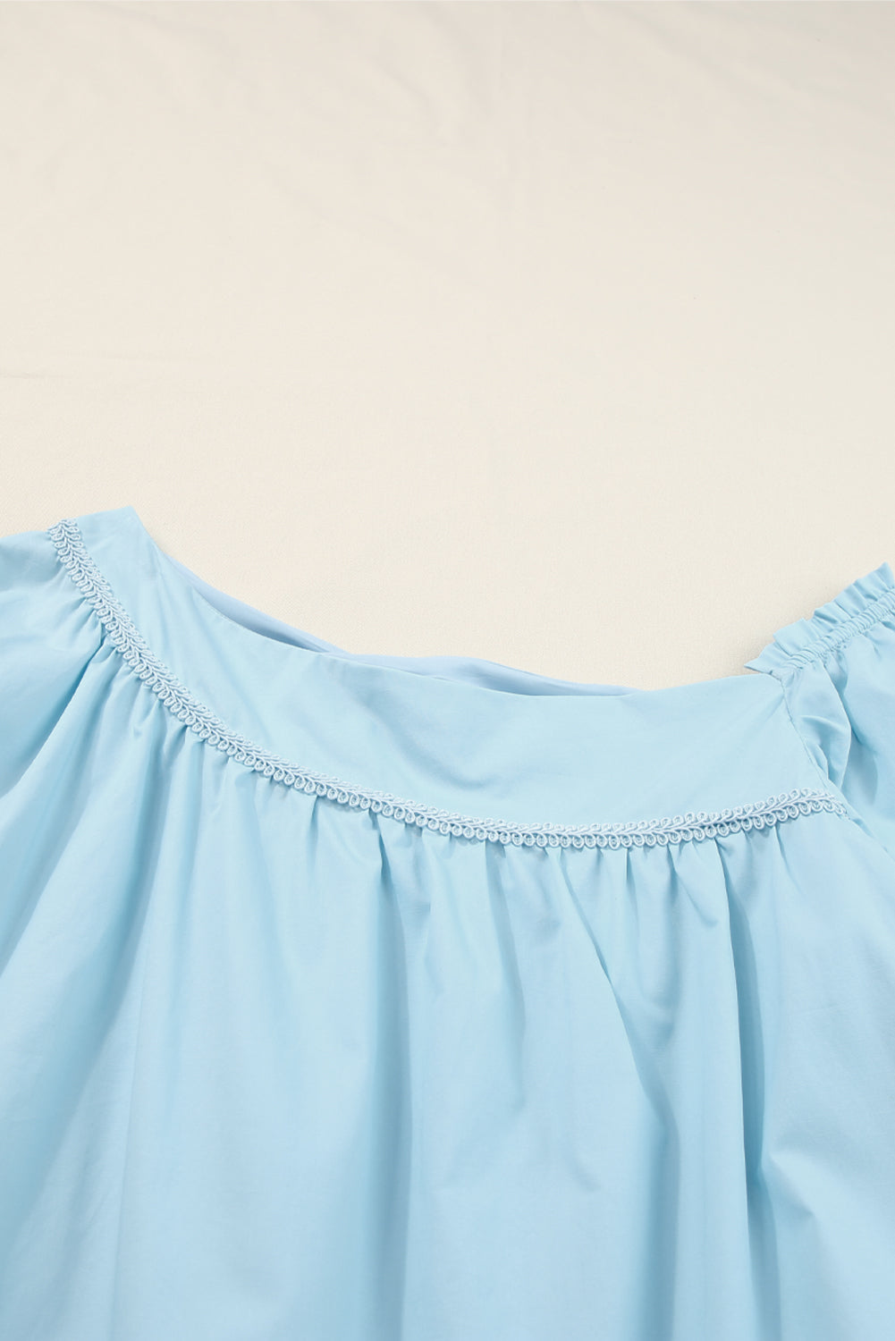 Himmelblaues, asymmetrisches Swing-Minikleid mit exquisitem Besatz und Puffärmeln