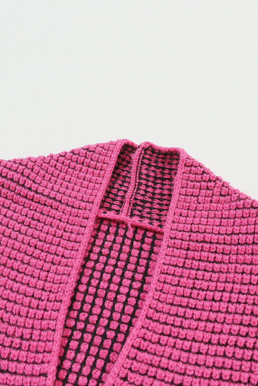 Pletena dolgo odprta jopica z rožnatim karirom