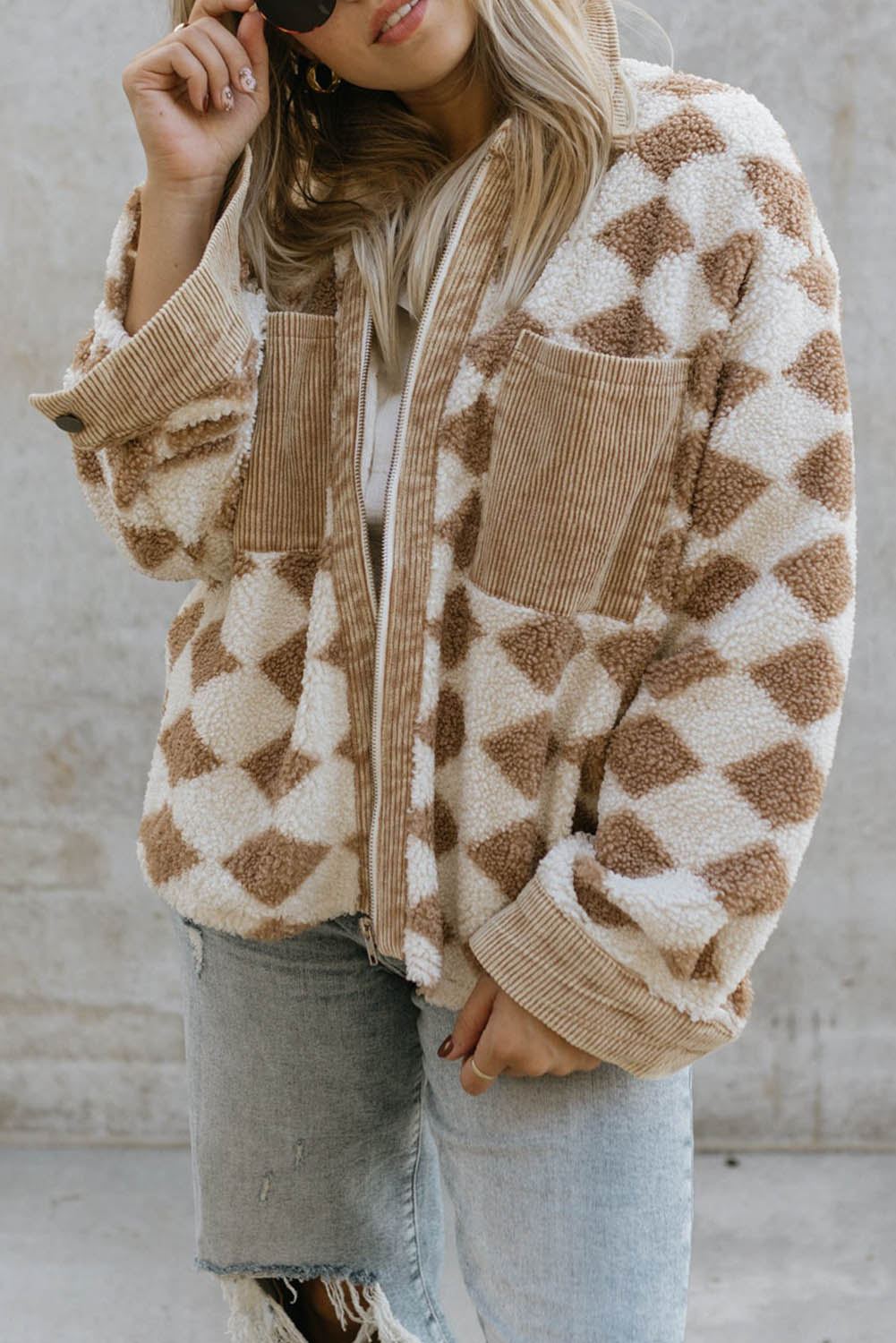 Apricotfarbene Sherpa-Jacke aus Cord mit aufgesetzten Taschen und geometrischem Muster