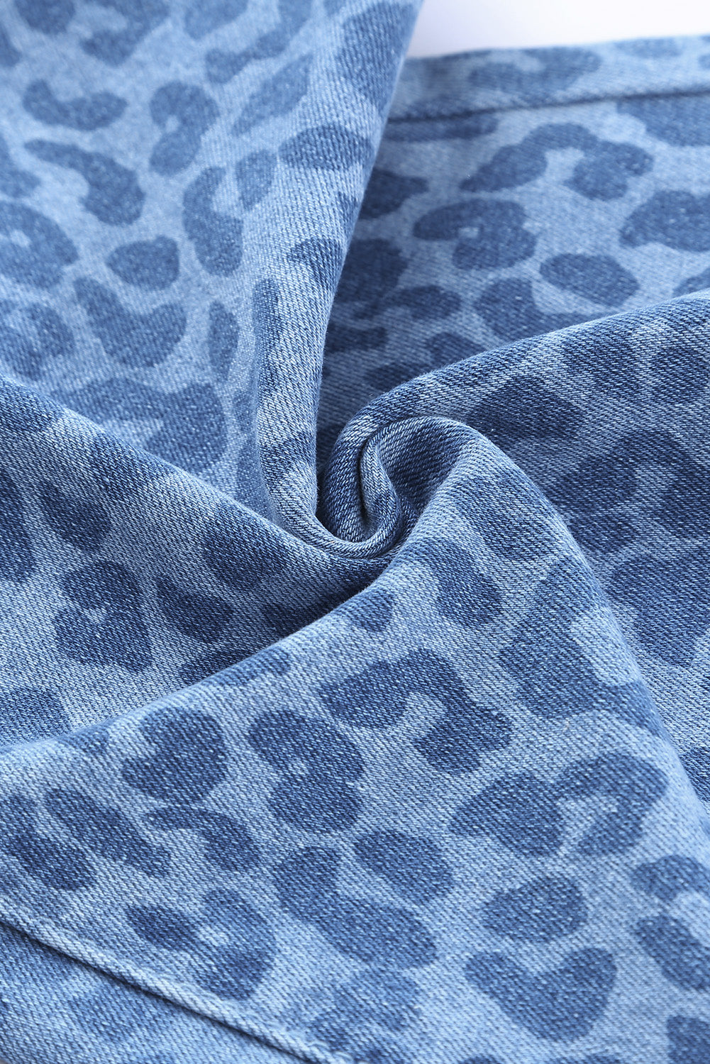 Himmelblaue Schlagjeans mit Leopardenmuster und ungesäumtem Saum und hoher Taille