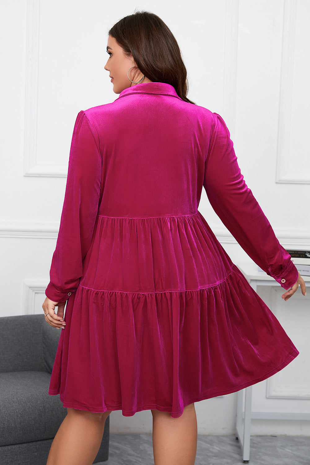 Ružičasto crvena baršunasta haljina s dugim rukavima veće veličine na više razina