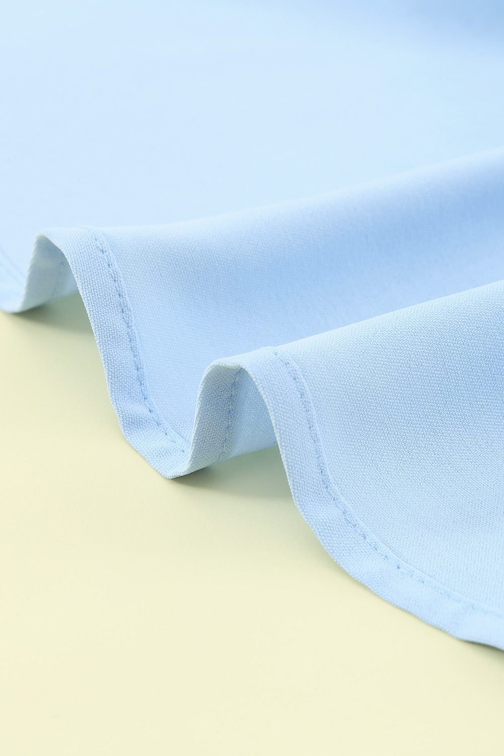 Nebesno modra čipkasta bluza s kratkimi rokavi z V izrezom