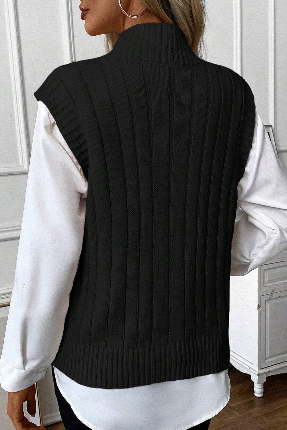 Črn pleten pulover z visokim ovratnikom