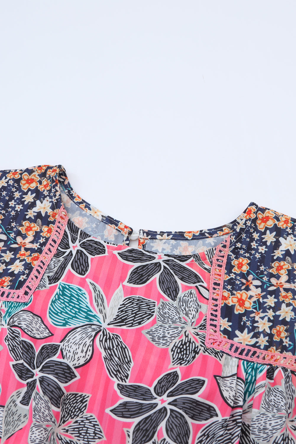 Raznobojna bluza s balon rukavima i naboranim manžetama s cvjetnim motivima
