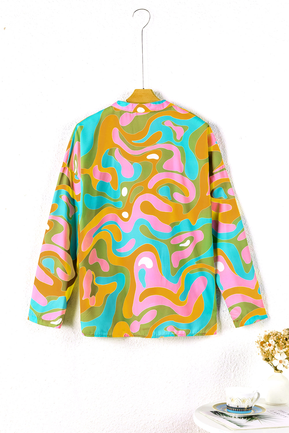 Večbarvna bluza z abstraktnim potiskom z V izrezom