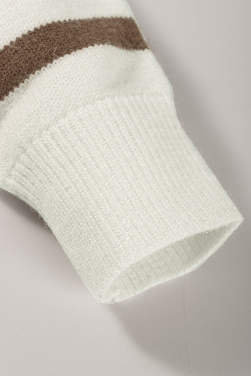 Bijeli prugasti pleteni džemper s V izrezom