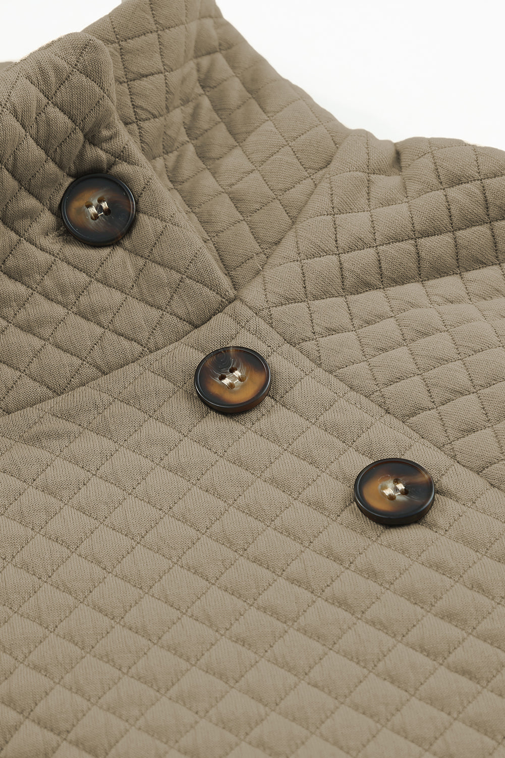 Kostanjev pulover s prešitim izrezom in gumbi