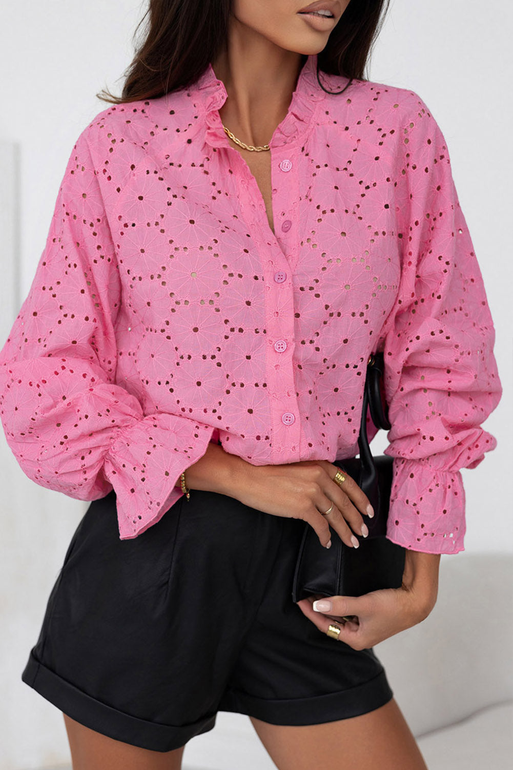 Rožnata izdolbena srajca z vezenimi cvetlicami