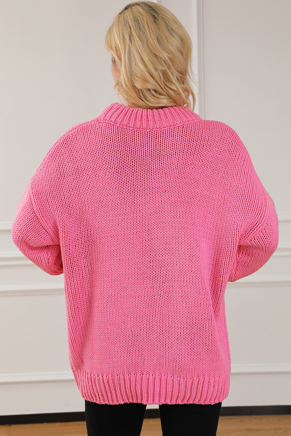 Svetlo siv debel pleten pulover z želvastim ovratnikom na ramena