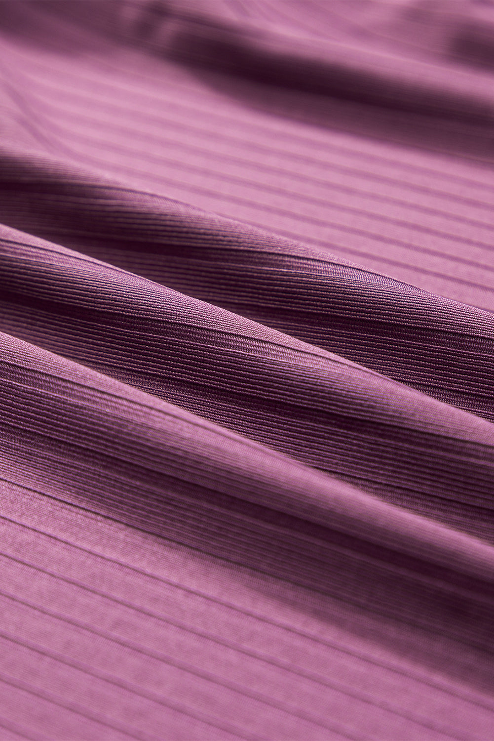 Jopica velike velikosti z vijolično bleščečo rebrasto teksturo