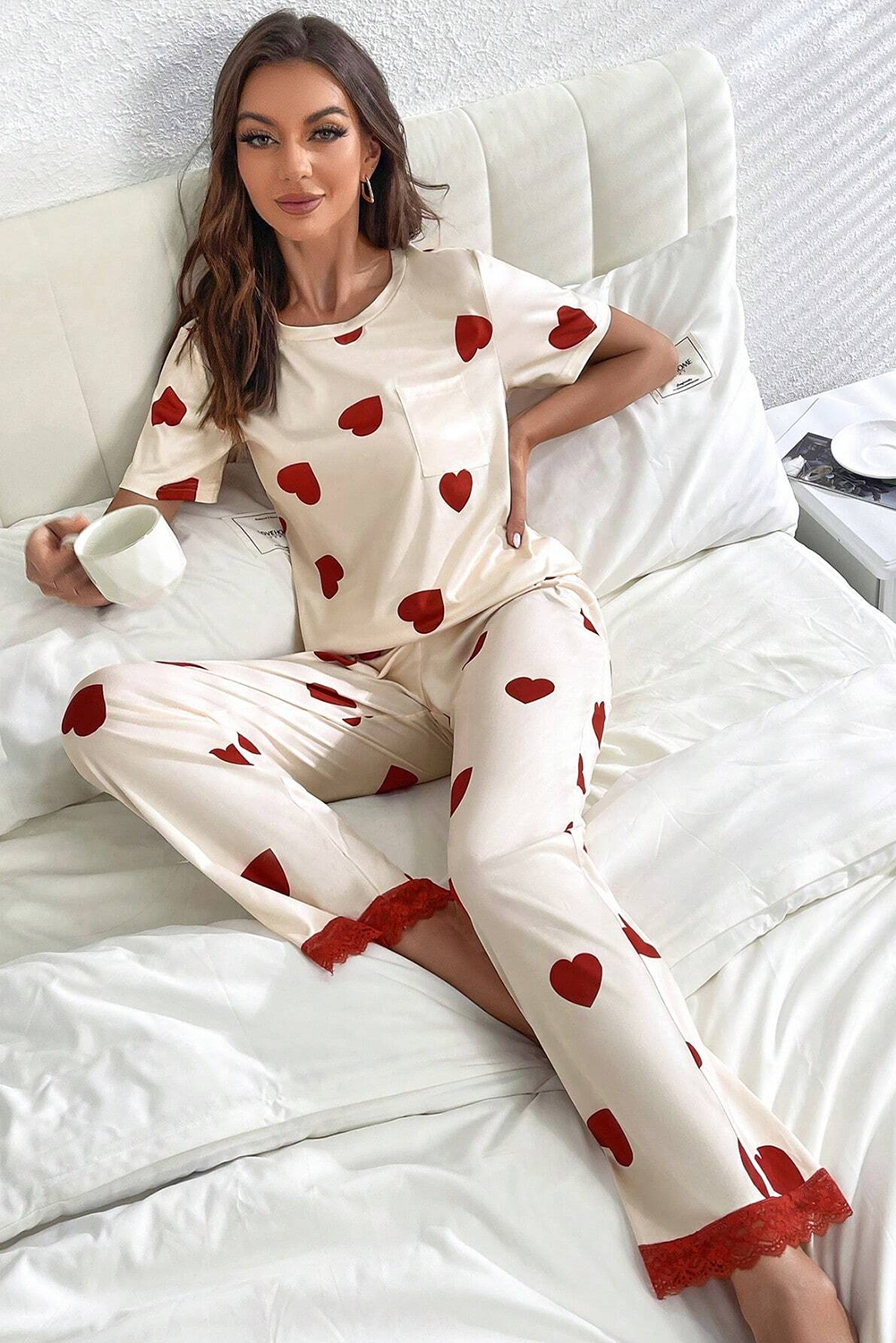 Set pigiama con pantaloni a T con orlo in pizzo e stampa di cuori bianchi di San Valentino