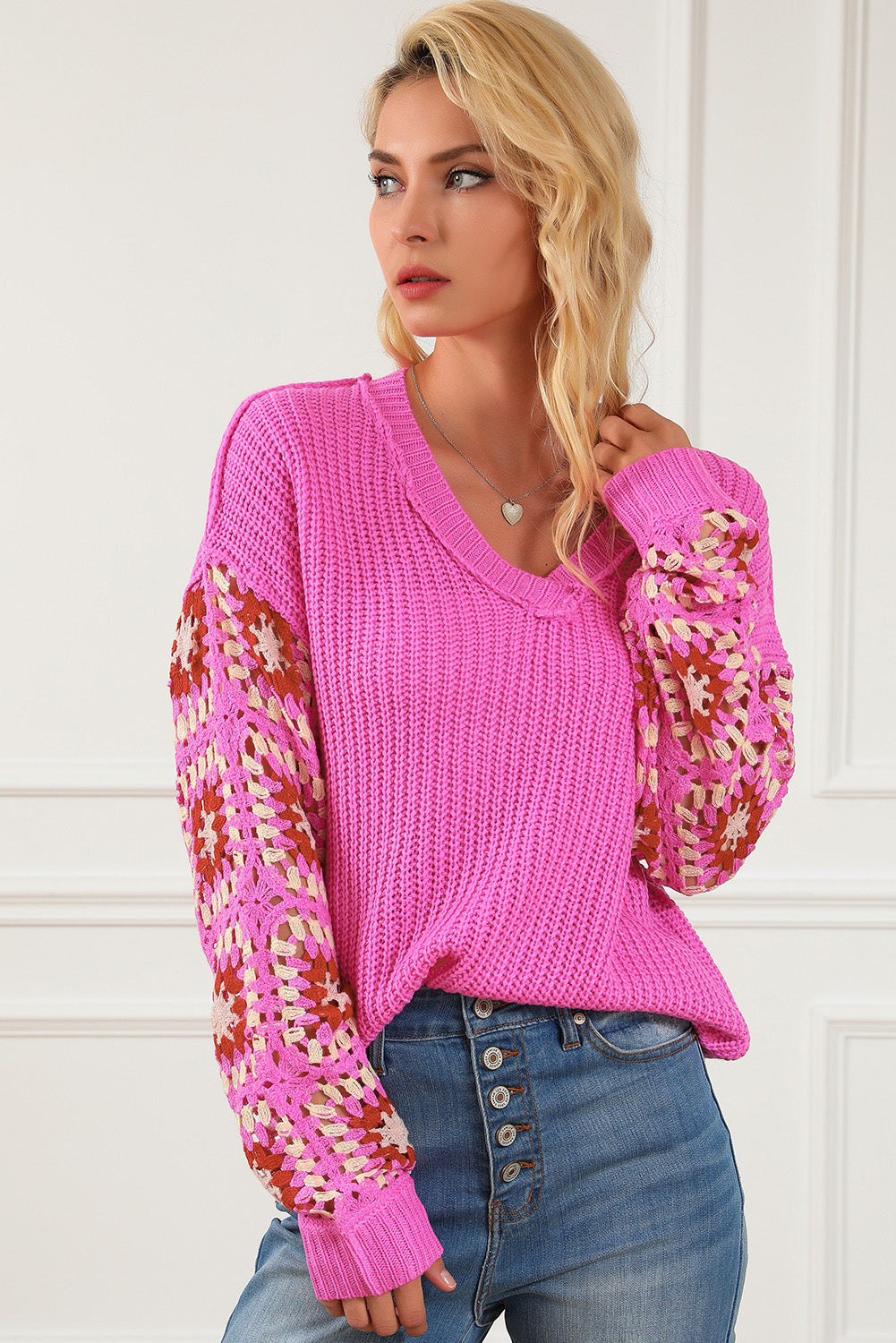 Pull à col en V en tricot torsadé au crochet floral rose