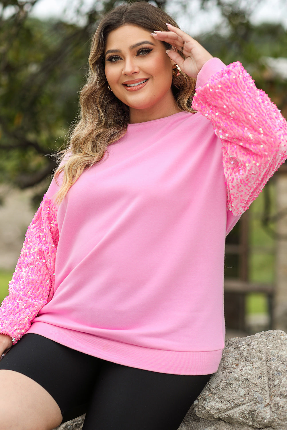 Roza pulover velike velikosti z bleščicami in spuščenimi rameni