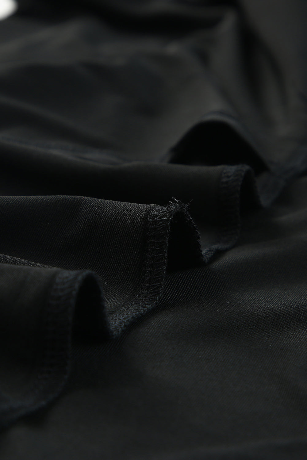Mini abito taglie forti con maniche corte arricciate avvolgenti nere