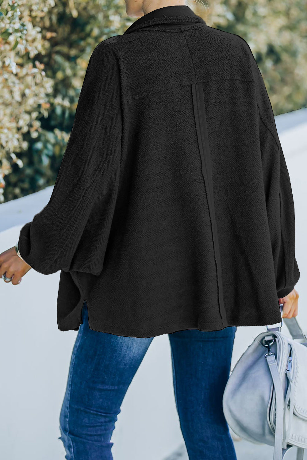 Crnkastozelena majica s dugim rukavima i džepovima na preklop veće veličine