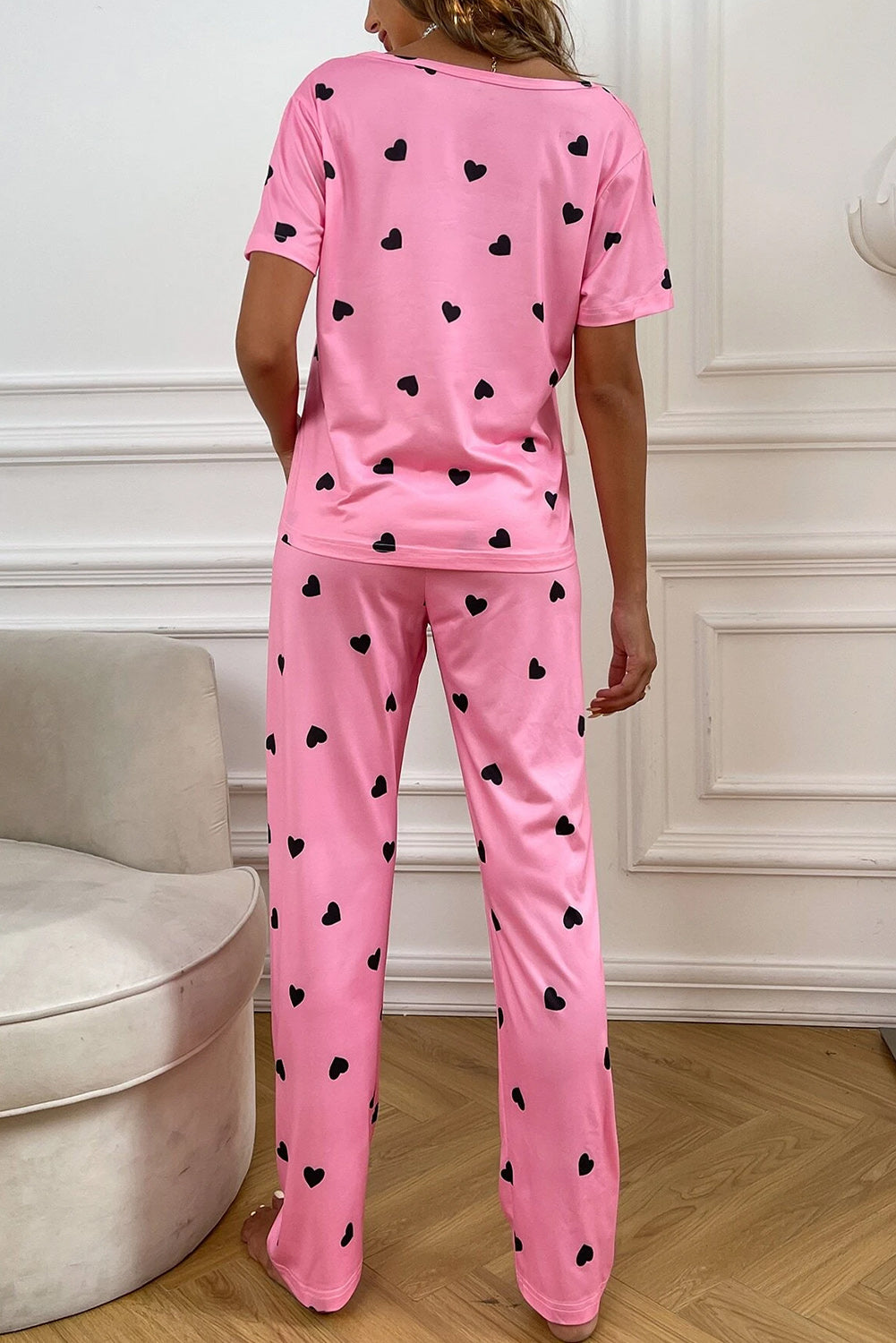 Rožnati salonski komplet majice in hlač s potiskom srčkov za Valentinovo